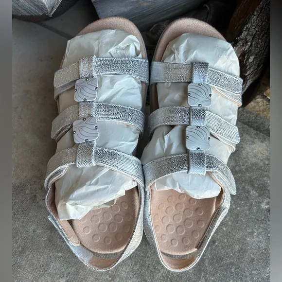 VIONIC Amber women’s silver velcro adjustable slide sandals NWOT Sz-8. L