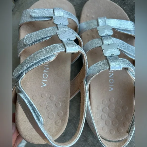 VIONIC Amber women’s silver velcro adjustable slide sandals NWOT Sz-8. L
