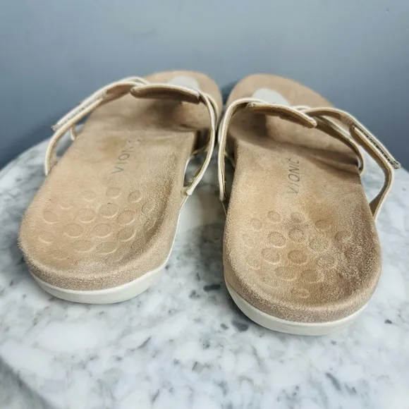Vionic Karley T Strap Sandals in Wavy Cream