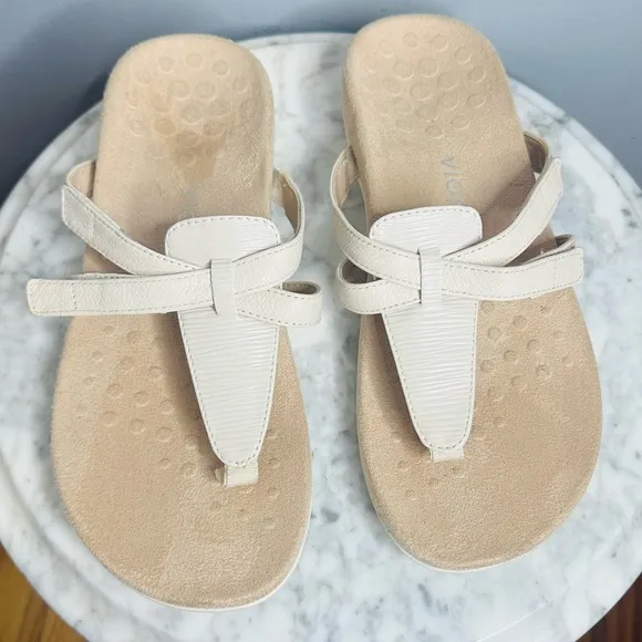 Vionic Karley T Strap Sandals in Wavy Cream