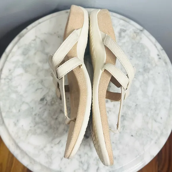 Vionic Karley T Strap Sandals in Wavy Cream