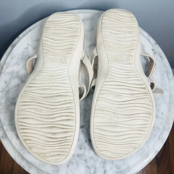 Vionic Karley T Strap Sandals in Wavy Cream