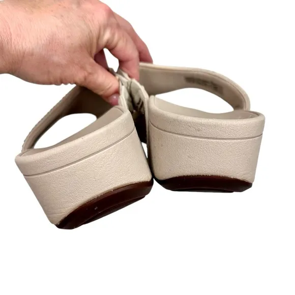 Vionic Like New Pacific Naples Studded Thong Sandals SZ 8 Champagne Tan Shoes
