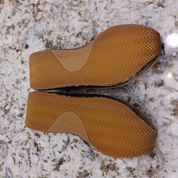 Volatile Women's sz 10 wedge sandals