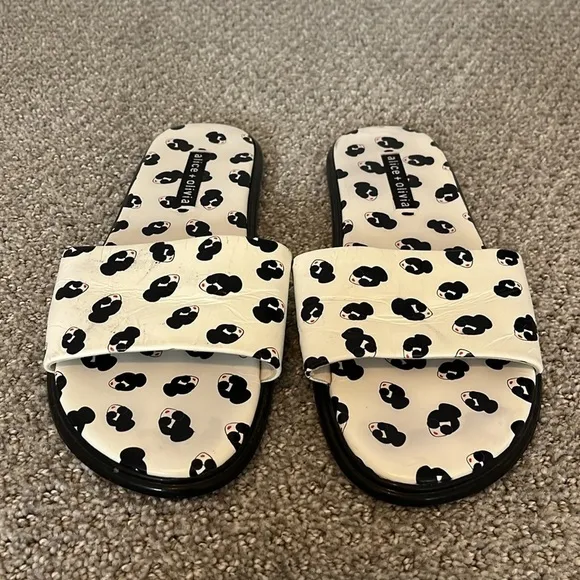 White leather Alice   Olivia Taleen slide sandals with Stace Face motif | 8.5