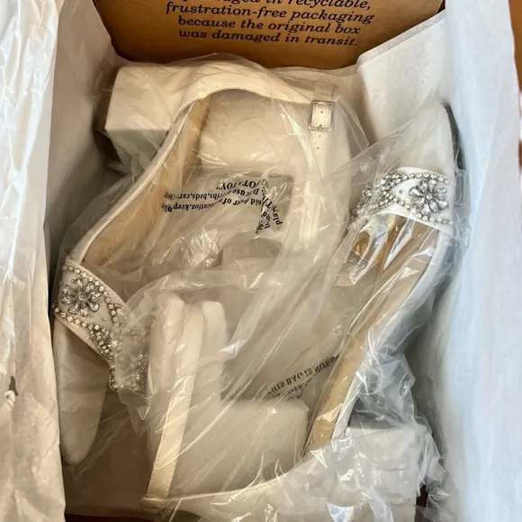 Women's 9.5 Betsey Johnson Mel Sandals 9.5M, Off-White with Rhinestones NEW