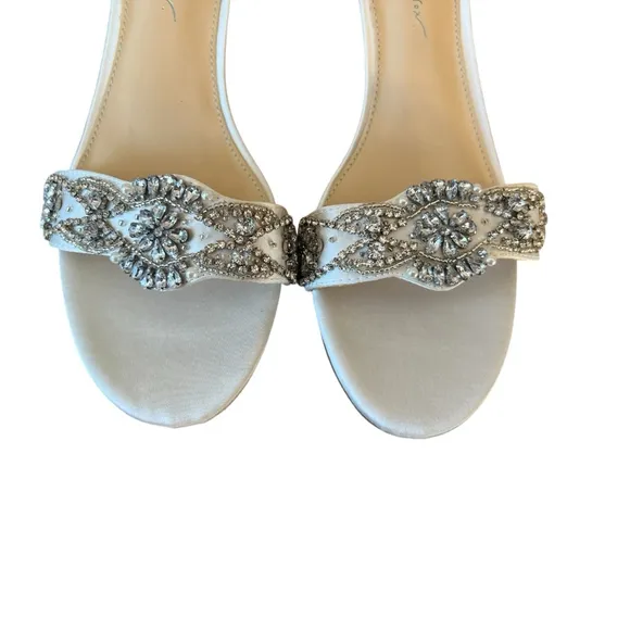 Women's 9.5 Betsey Johnson Mel Sandals 9.5M, Off-White with Rhinestones NEW