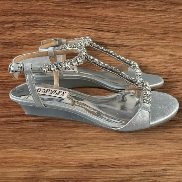 Women’s BADGLEY MISCHKA Silver T-Strap Yadira Wedge Leather Sandals, SZ. 6.