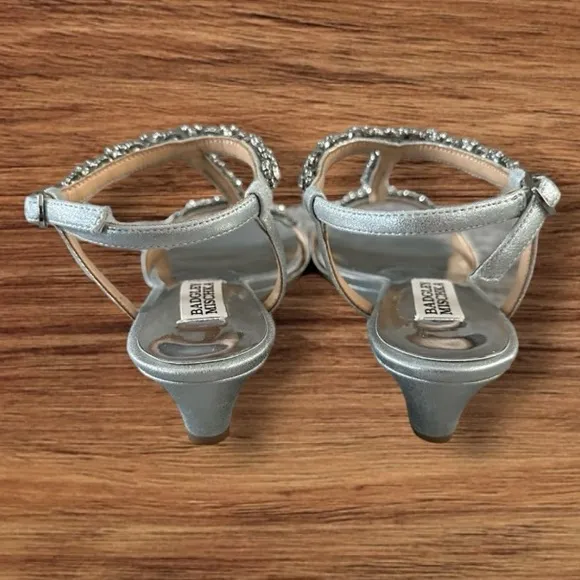 Women’s BADGLEY MISCHKA Silver T-Strap Yadira Wedge Leather Sandals, SZ. 6.