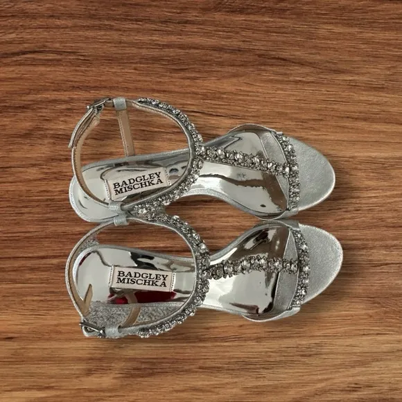 Women’s BADGLEY MISCHKA Silver T-Strap Yadira Wedge Leather Sandals, SZ. 6.