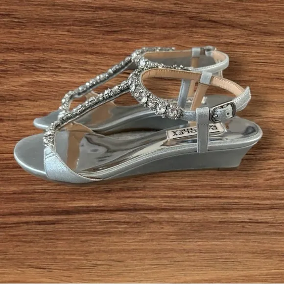 Women’s BADGLEY MISCHKA Silver T-Strap Yadira Wedge Leather Sandals, SZ. 6.