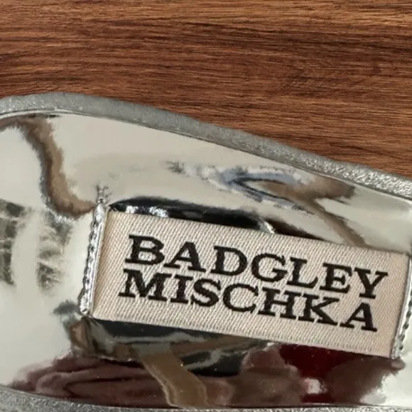 Women’s BADGLEY MISCHKA Silver T-Strap Yadira Wedge Leather Sandals, SZ. 6.