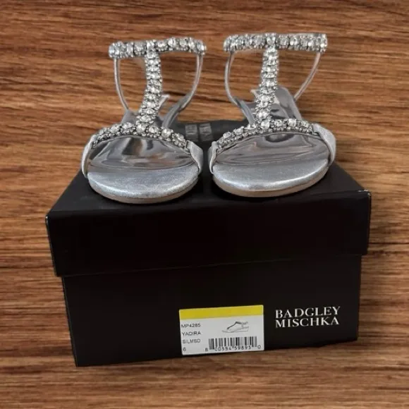 Women’s BADGLEY MISCHKA Silver T-Strap Yadira Wedge Leather Sandals, SZ. 6.