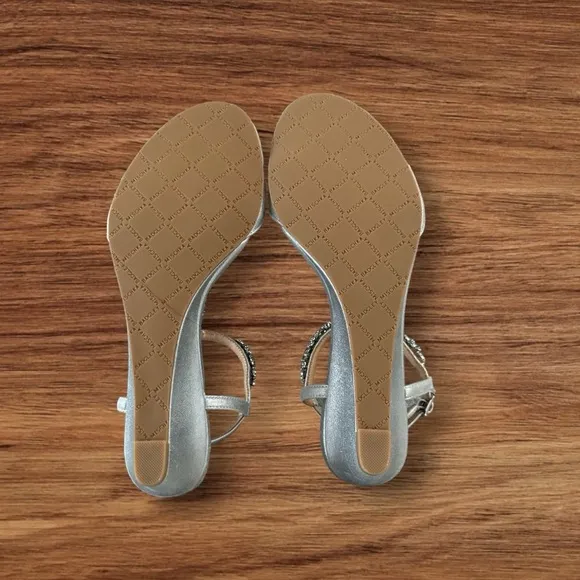 Women’s BADGLEY MISCHKA Silver T-Strap Yadira Wedge Leather Sandals, SZ. 6.