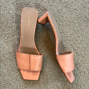 Women's Peach(ish)/Pink Heels