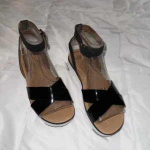 Women's UGG Tipton Black Leather Sandals White Platform Size 10