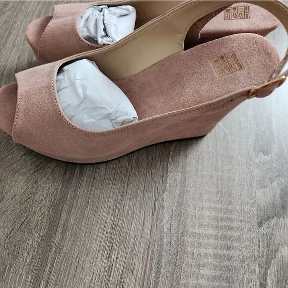 Women's SUEDE PLATFORM SANDALS IS PINK COLOR SIZE 7 .